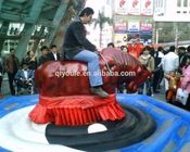 El carnaval portátil popular monta Bull mecánica con capacidad de las personas 1-2 proveedor