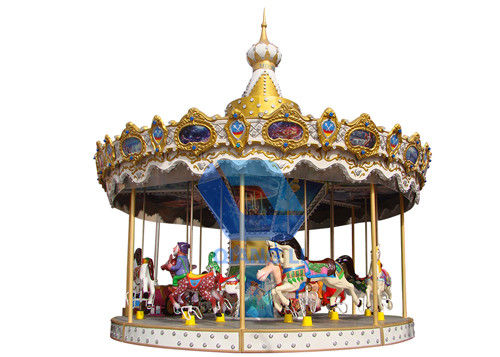 Felices al aire libre de los niños van paseo del carrusel de la ronda/del caballo para el parque de atracciones del carnaval