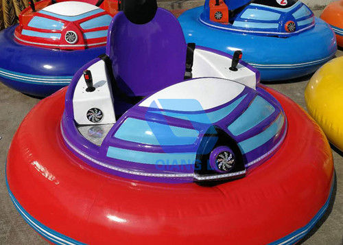 Los coches de parachoques del parque temático de la moda espesan el equipo eléctrico del parque de atracciones del piso de la moneda plástica